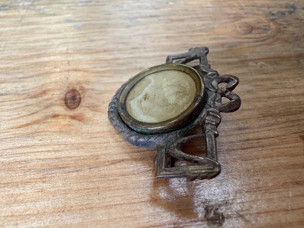 Petite broche photo en laiton | Puces Privées