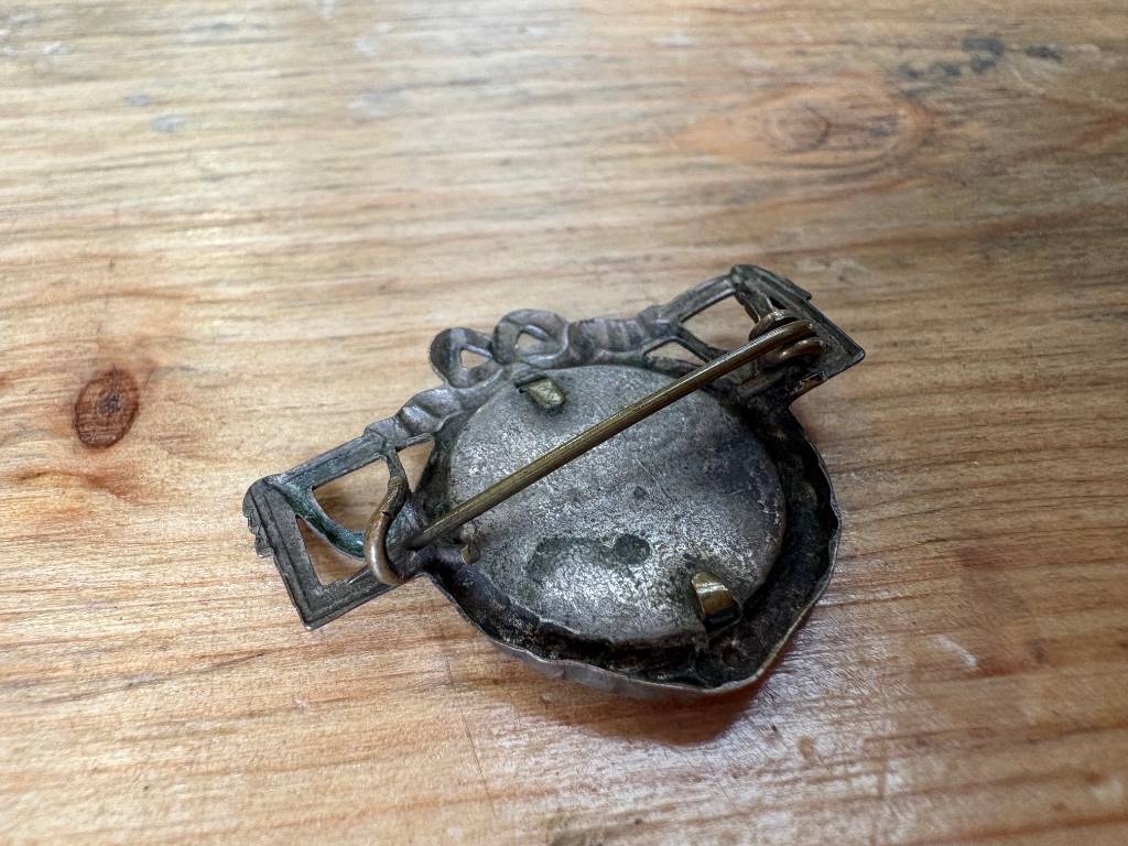 Petite broche photo en laiton | Puces Privées