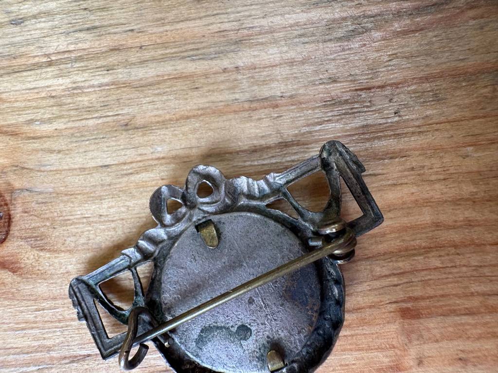 Petite broche photo en laiton | Puces Privées