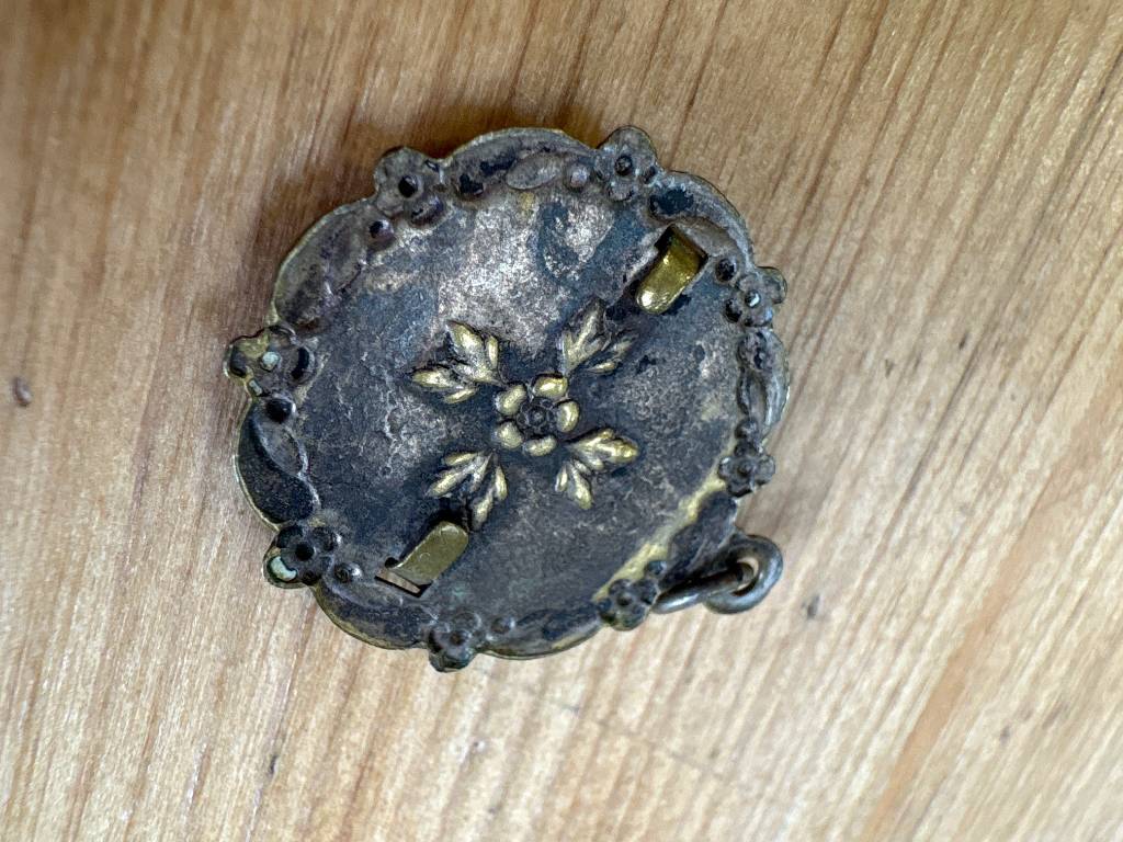 Petit médaillon photo ancien en laiton | Puces Privées