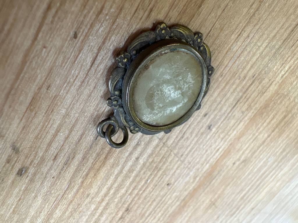Petit médaillon photo ancien en laiton | Puces Privées