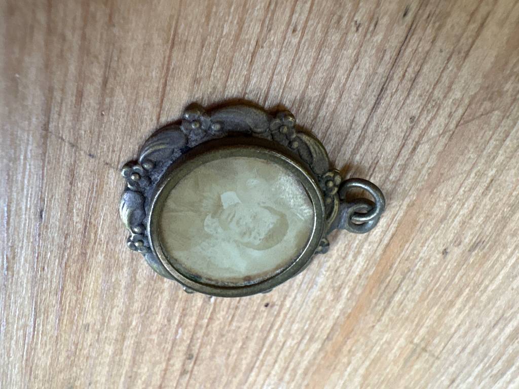 Petit médaillon photo ancien en laiton | Puces Privées