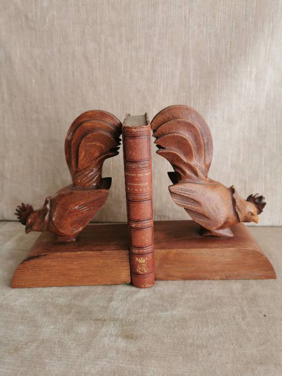 No - 611 - Serre - livres coq en bois sculpté signé BRYGOS Paris | Puces Privées