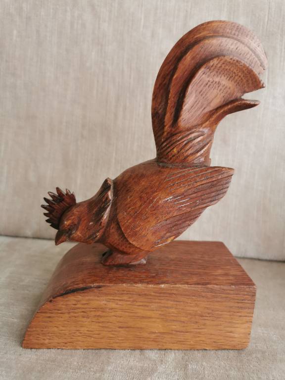 No - 611 - Serre - livres coq en bois sculpté signé BRYGOS Paris | Puces Privées