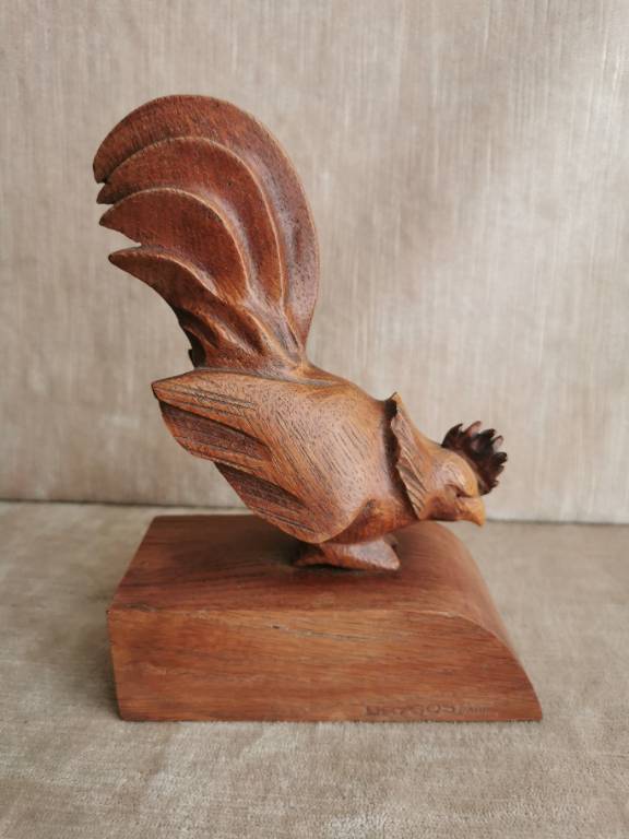 No - 611 - Serre - livres coq en bois sculpté signé BRYGOS Paris | Puces Privées