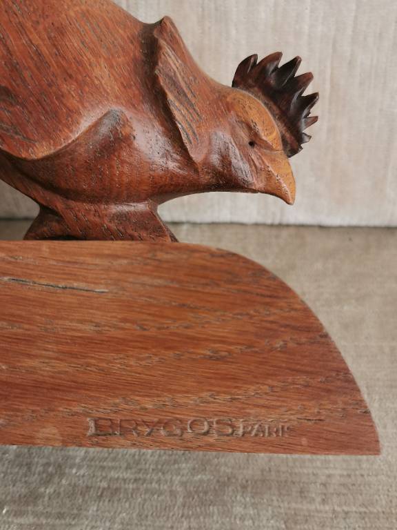 No - 611 - Serre - livres coq en bois sculpté signé BRYGOS Paris | Puces Privées