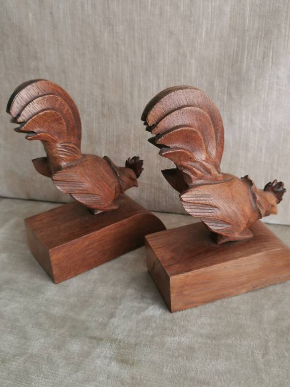 No - 611 - Serre - livres coq en bois sculpté signé BRYGOS Paris | Puces Privées