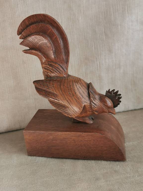 No - 611 - Serre - livres coq en bois sculpté signé BRYGOS Paris | Puces Privées