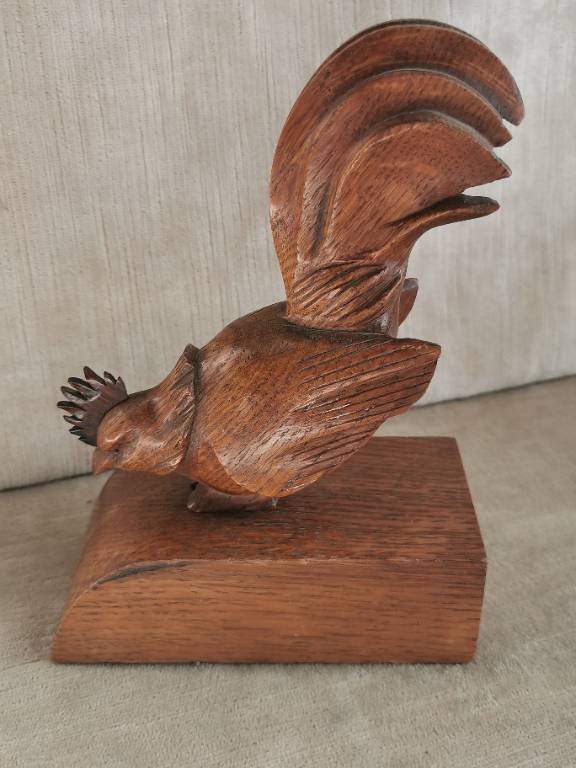 No - 611 - Serre - livres coq en bois sculpté signé BRYGOS Paris | Puces Privées