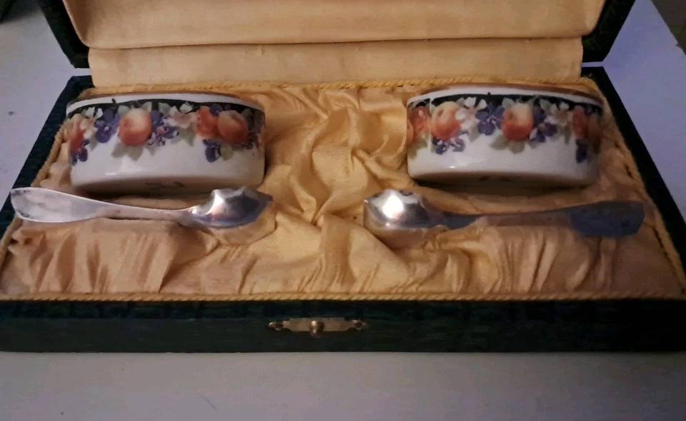 Salerons 2 Porcelaine Limoges Jie R Et 2 Cuillères Métal Argenté Coffret Ancien | Puces Privées