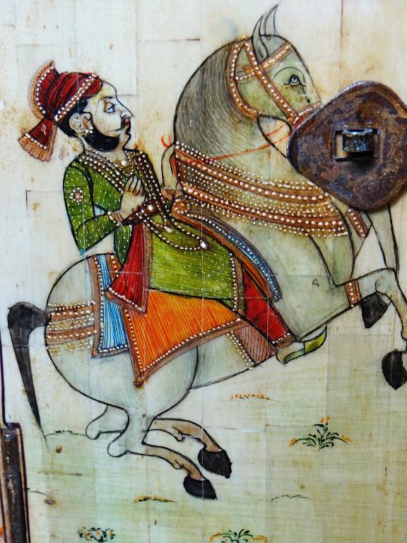 Miroir fenêtre Rajasthan en os peint main décor cavalier ancien début XXe | Puces Privées