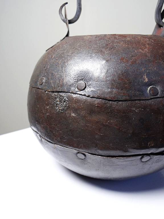 Petit chaudron suspendu en fer forgé riveté, style Arts & Crafts, vintage | Puces Privées