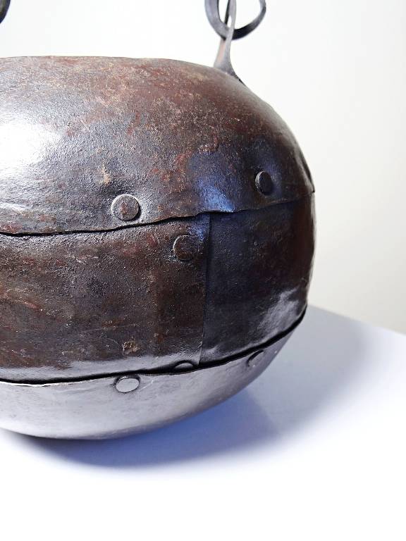 Petit chaudron suspendu en fer forgé riveté, style Arts & Crafts, vintage | Puces Privées