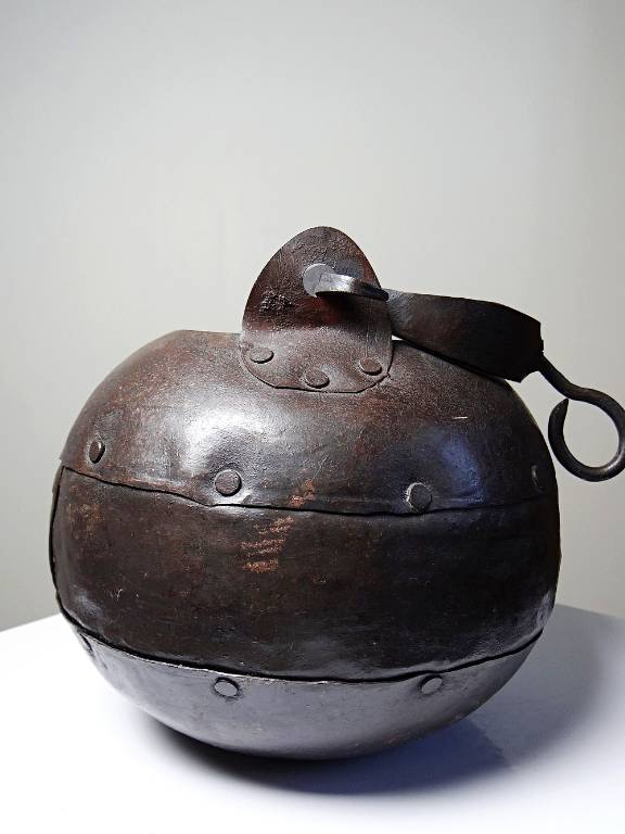 Petit chaudron suspendu en fer forgé riveté, style Arts & Crafts, vintage | Puces Privées