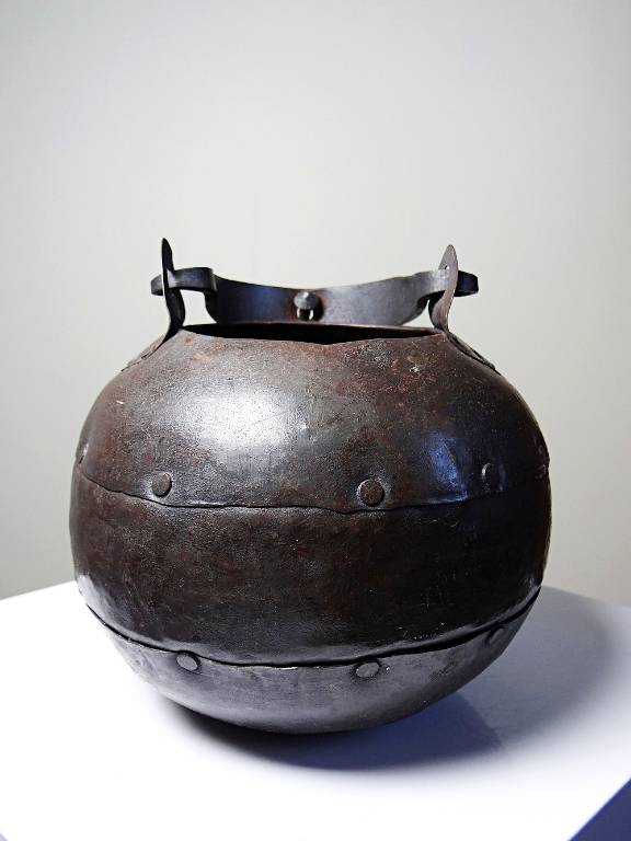 Petit chaudron suspendu en fer forgé riveté, style Arts & Crafts, vintage | Puces Privées