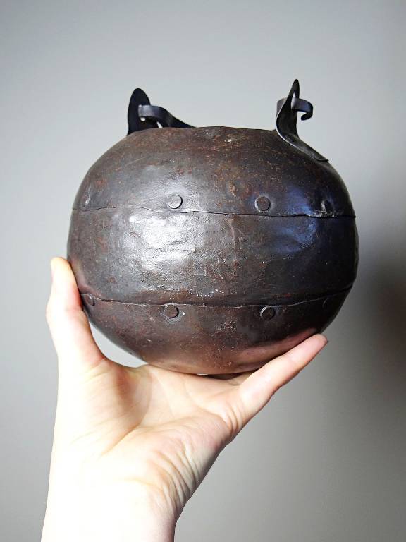 Petit chaudron suspendu en fer forgé riveté, style Arts & Crafts, vintage | Puces Privées