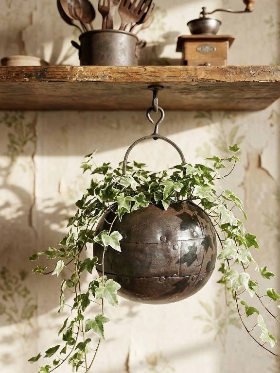 Petit chaudron suspendu en fer forgé riveté, style Arts & Crafts, vintage | Puces Privées