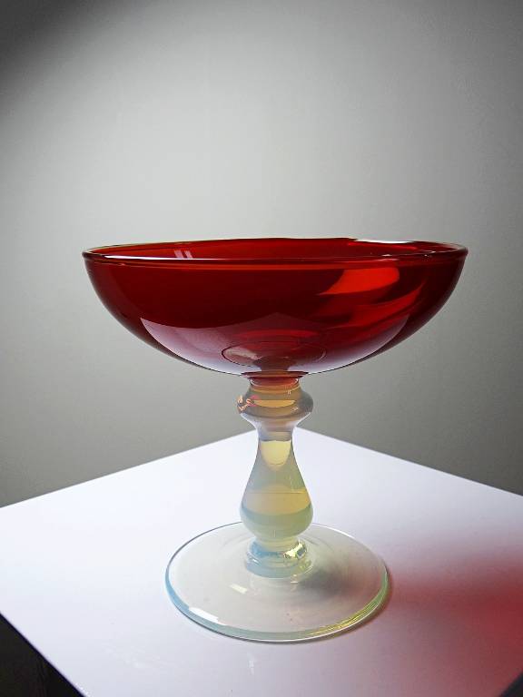 Coupe sur pied verre soufflé Vénitien rouge et opaline bulle de savon vintage | Puces Privées