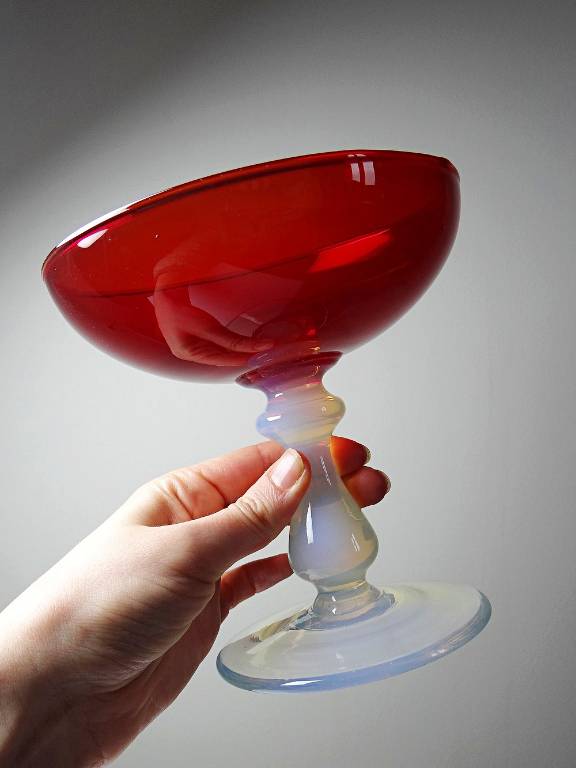 Coupe sur pied verre soufflé Vénitien rouge et opaline bulle de savon vintage | Puces Privées