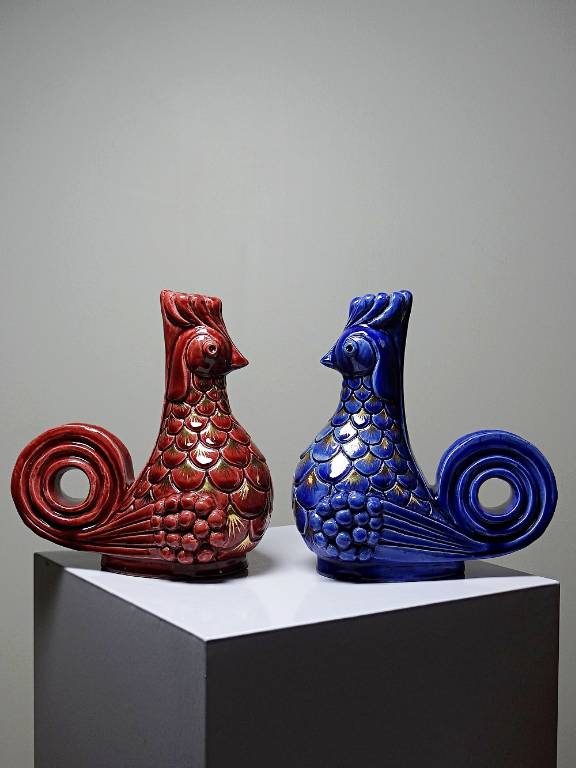 Paire de bougeoirs coqs en céramique émaillée, signés A.G Roger année 1948 | Puces Privées