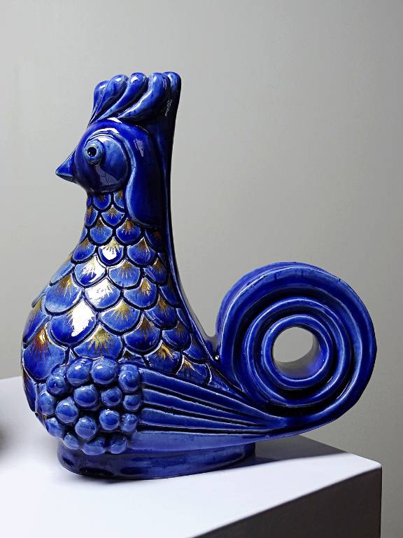 Paire de bougeoirs coqs en céramique émaillée, signés A.G Roger année 1948 | Puces Privées