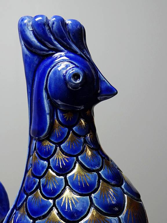 Paire de bougeoirs coqs en céramique émaillée, signés A.G Roger année 1948 | Puces Privées