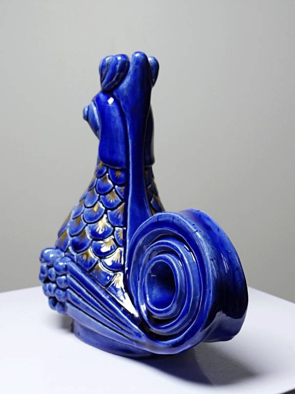 Paire de bougeoirs coqs en céramique émaillée, signés A.G Roger année 1948 | Puces Privées