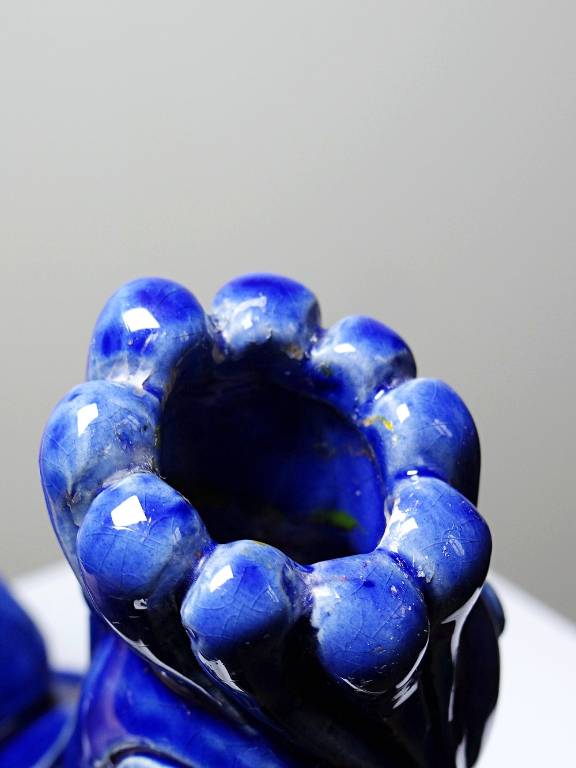 Paire de bougeoirs coqs en céramique émaillée, signés A.G Roger année 1948 | Puces Privées