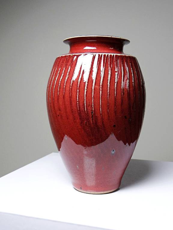 Vase en grès émaillé sang-de-bœuf à côtes, travail d’atelier XXe | Puces Privées