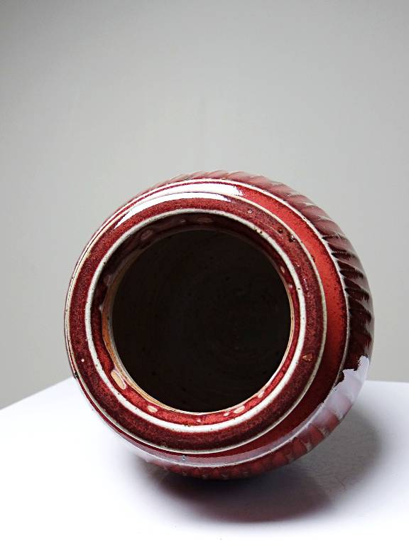 Vase en grès émaillé sang-de-bœuf à côtes, travail d’atelier XXe | Puces Privées
