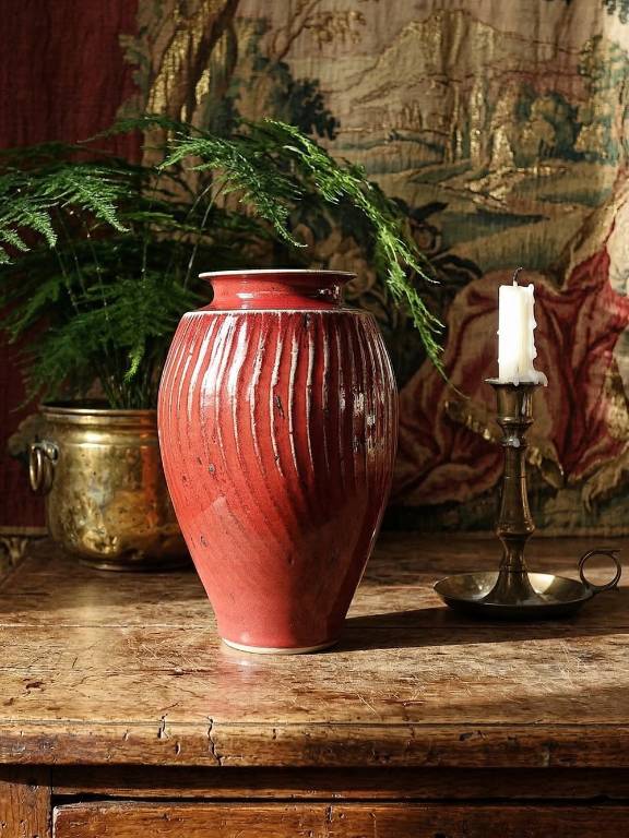 Vase en grès émaillé sang-de-bœuf à côtes, travail d’atelier XXe | Puces Privées