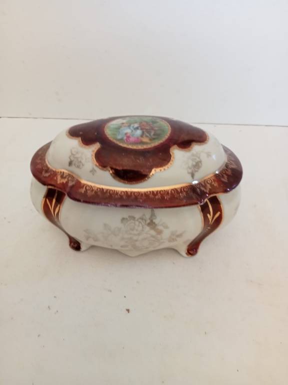 boite a biscuit XIXème en porcelaine de saxe, scene famille exellent état longueur 13 cm, 246 gr | Puces Privées