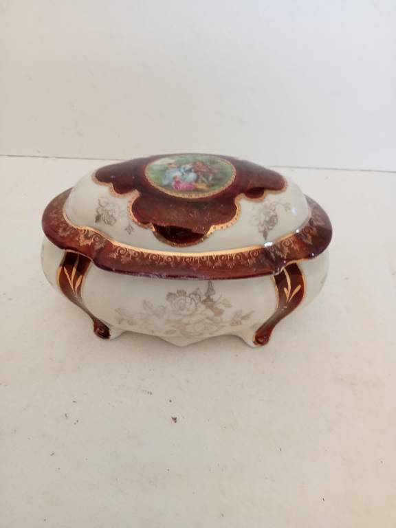 boite a biscuit XIXème en porcelaine de saxe, scene famille exellent état longueur 13 cm, 246 gr | Puces Privées