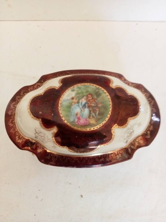 boite a biscuit XIXème en porcelaine de saxe, scene famille exellent état longueur 13 cm, 246 gr | Puces Privées