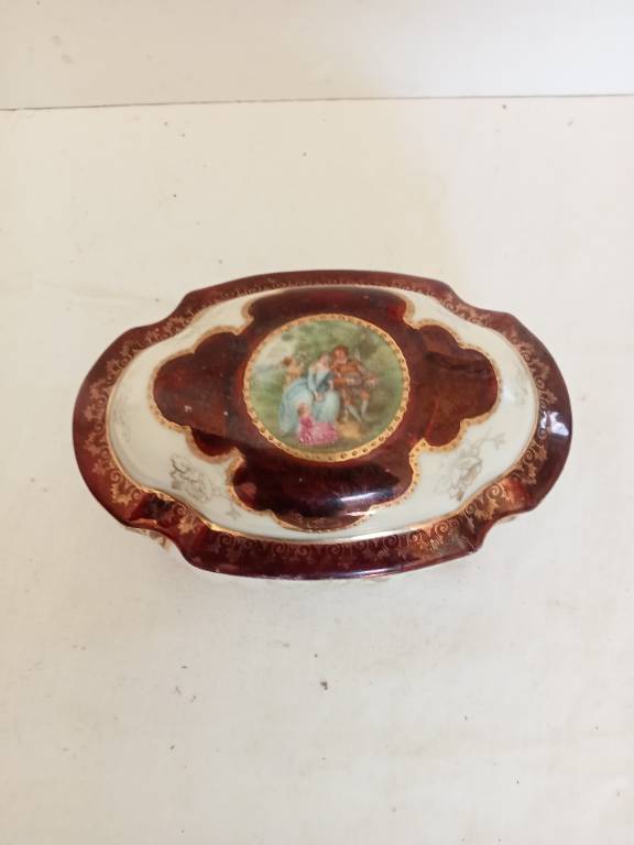 boite a biscuit XIXème en porcelaine de saxe, scene famille exellent état longueur 13 cm, 246 gr | Puces Privées