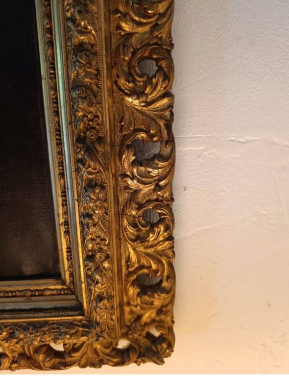 portrait à l'huile sur toile représentant une femme élégante en robe noire, typique de la Belle Époque (fin XIXᵉ siècle). | Puces Privées