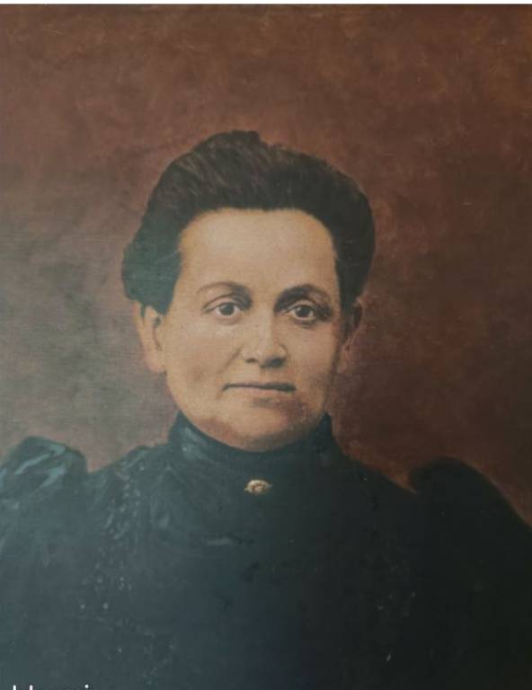 portrait à l'huile sur toile représentant une femme élégante en robe noire, typique de la Belle Époque (fin XIXᵉ siècle). | Puces Privées