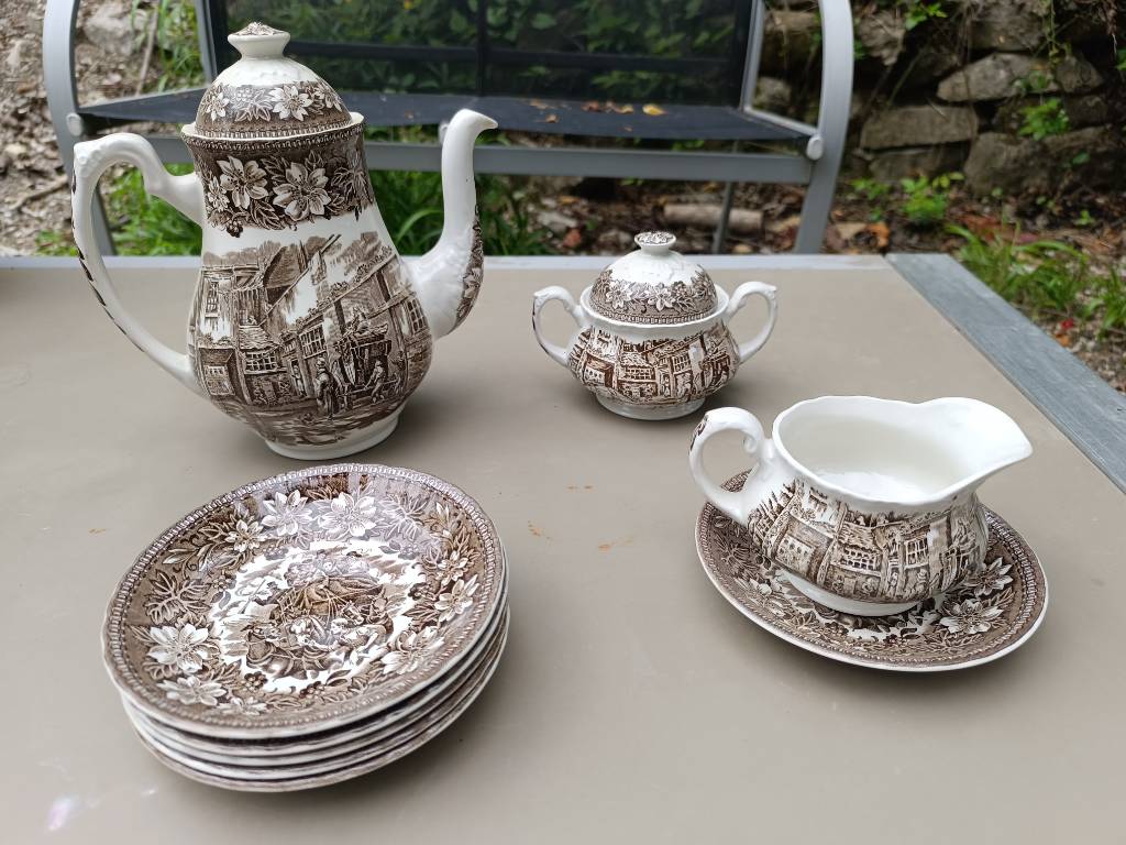 Service à thé  en porcelaine Royal Tudor Ware, Staffordshire, collection 