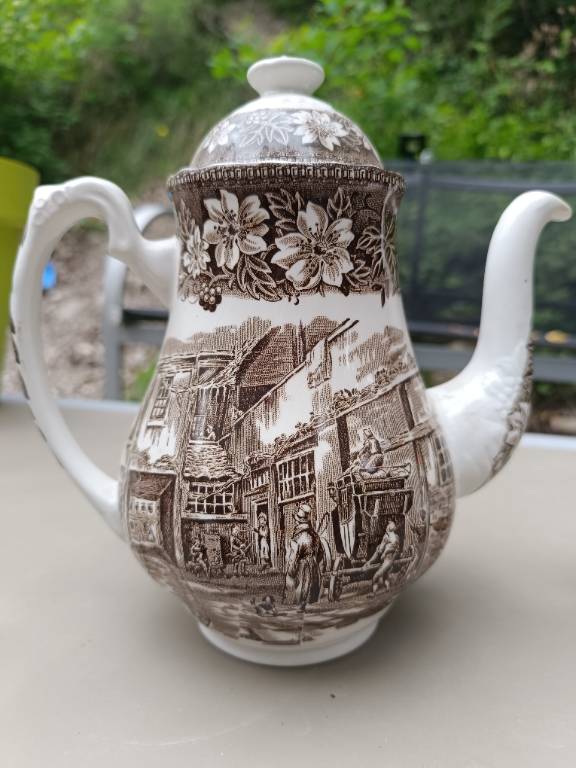 Service à thé  en porcelaine Royal Tudor Ware, Staffordshire, collection 