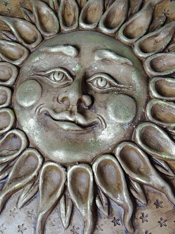 Grand soleil anthropomorphe mural terre cuite patinée, artisanat italien vintage | Puces Privées