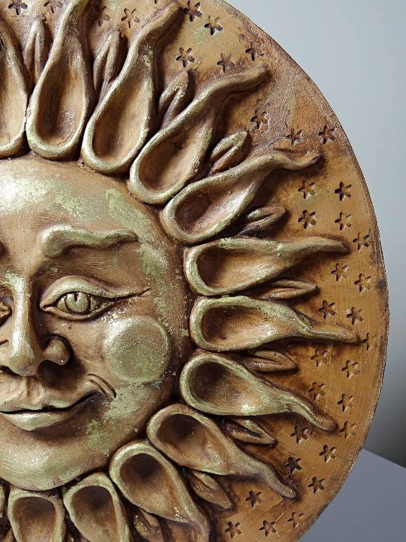 Grand soleil anthropomorphe mural terre cuite patinée, artisanat italien vintage | Puces Privées