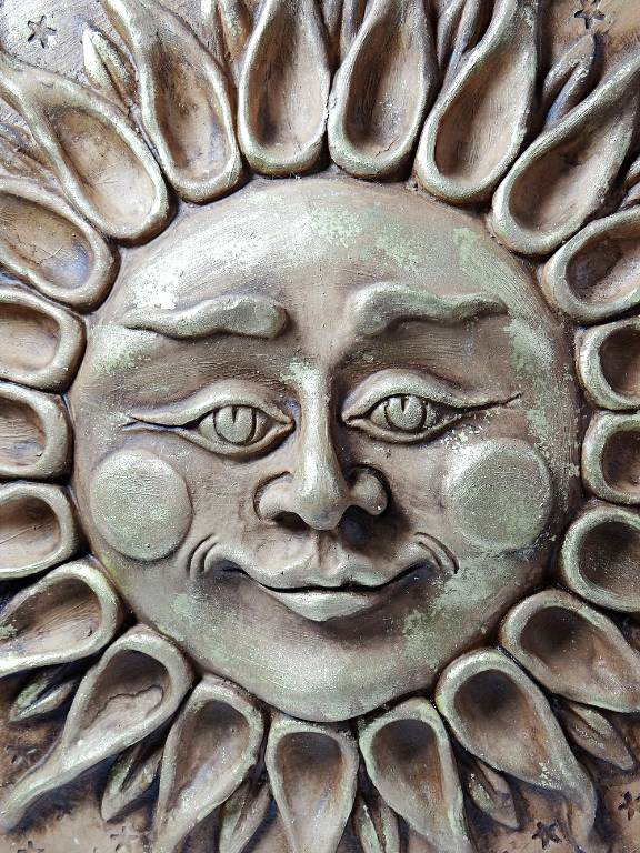 Grand soleil anthropomorphe mural terre cuite patinée, artisanat italien vintage | Puces Privées