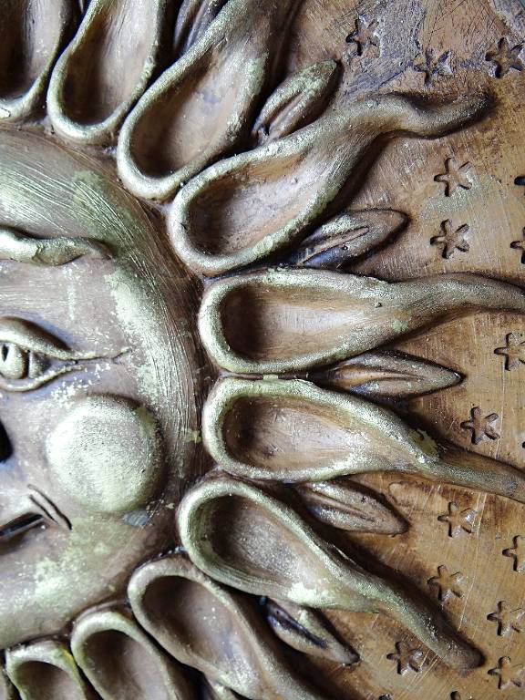 Grand soleil anthropomorphe mural terre cuite patinée, artisanat italien vintage | Puces Privées