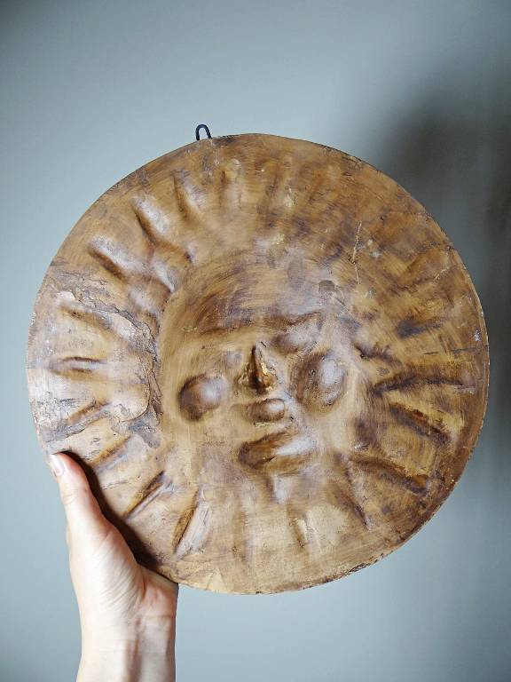 Grand soleil anthropomorphe mural terre cuite patinée, artisanat italien vintage | Puces Privées
