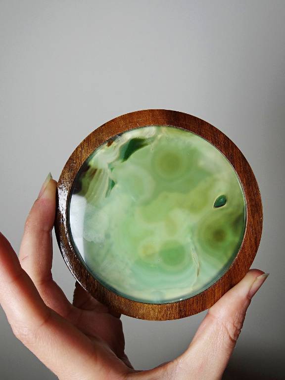 Dessous de verres en agate et bois tourné dans leur support vintage 1960-1970 | Puces Privées