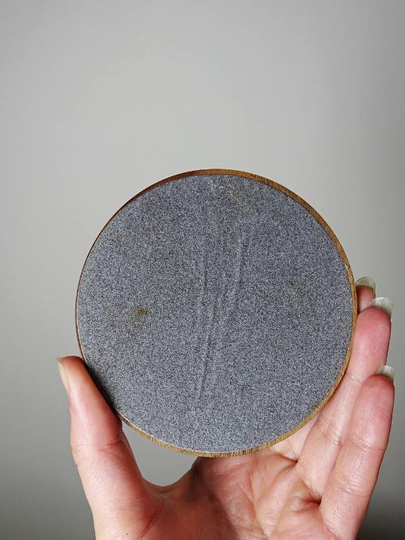 Dessous de verres en agate et bois tourné dans leur support vintage 1960-1970 | Puces Privées