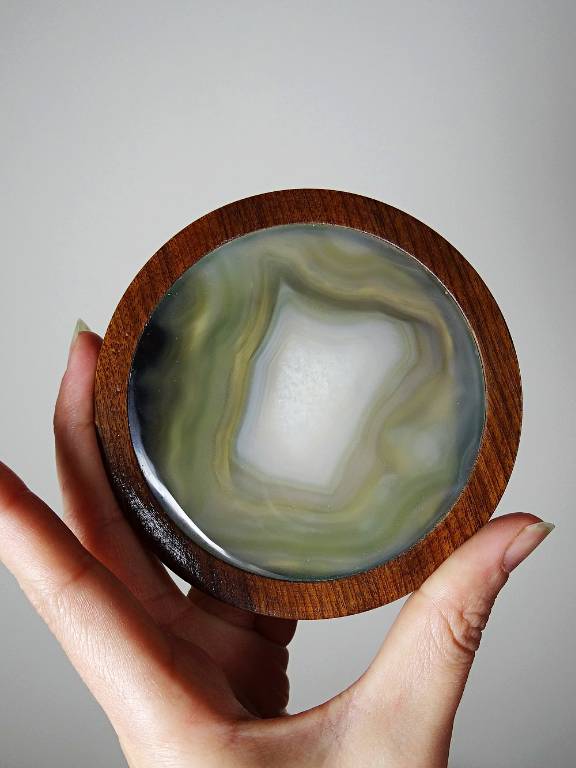Dessous de verres en agate et bois tourné dans leur support vintage 1960-1970 | Puces Privées
