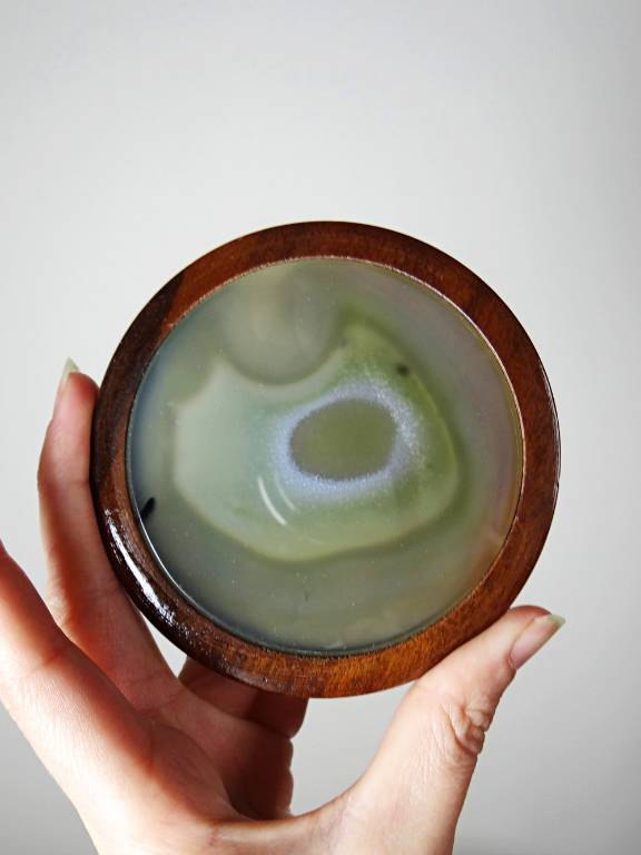 Dessous de verres en agate et bois tourné dans leur support vintage 1960-1970 | Puces Privées