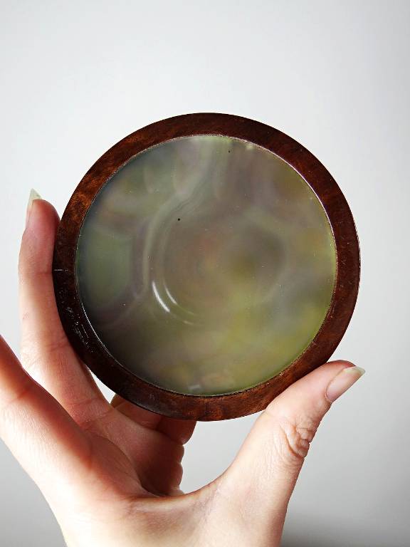 Dessous de verres en agate et bois tourné dans leur support vintage 1960-1970 | Puces Privées