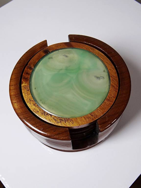 Dessous de verres en agate et bois tourné dans leur support vintage 1960-1970 | Puces Privées